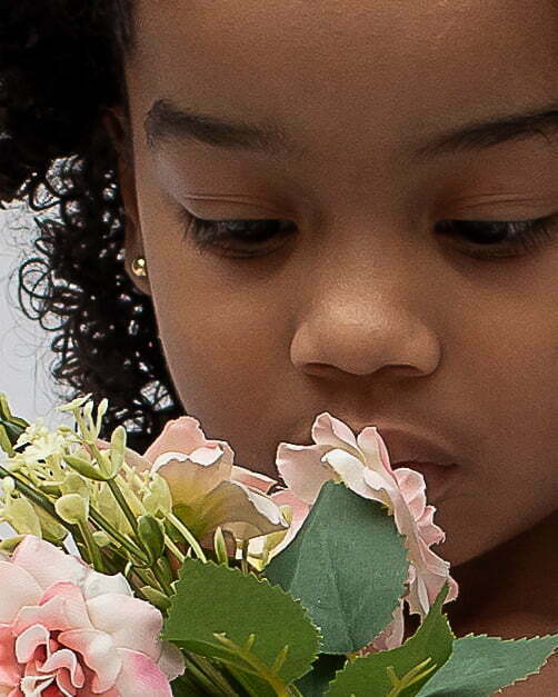 Criança beijando a flor